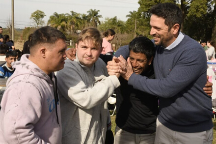 Intendente Gonzalo Braidot compartiendo la jornada inclusiva en la Posta de Campeones en el Polideportivo Municipal de Avellaneda.