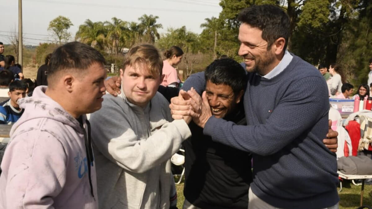Intendente Gonzalo Braidot compartiendo la jornada inclusiva en la Posta de Campeones en el Polideportivo Municipal de Avellaneda.