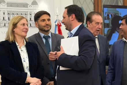 Intendente Cristian Marega en la firma de convenios del Programa 1000 Aulas en Casa de Gobierno de Santa Fe