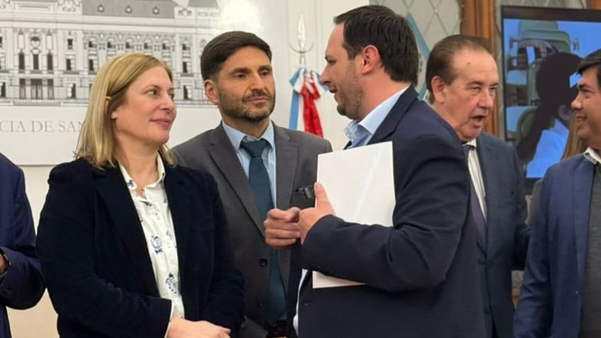 Intendente Cristian Marega en la firma de convenios del Programa 1000 Aulas en Casa de Gobierno de Santa Fe