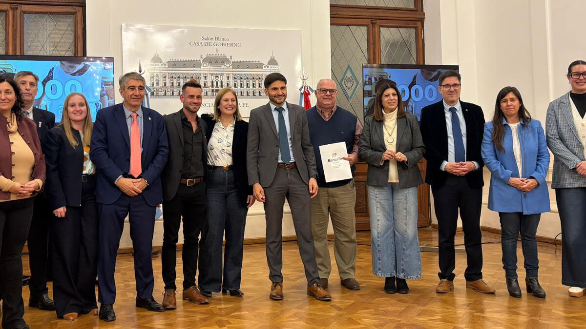 Intendente Sergio Ramseyer participando en la firma del convenio para la construcción de nuevas aulas en Romang.