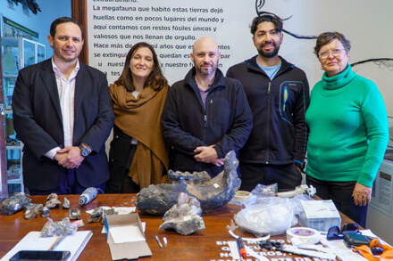 Intendente Marega junto a investigadores en la Sala Paleontológica “Antes Gigantes” del Museo Histórico y de Ciencias Naturales de Villa Ocampo