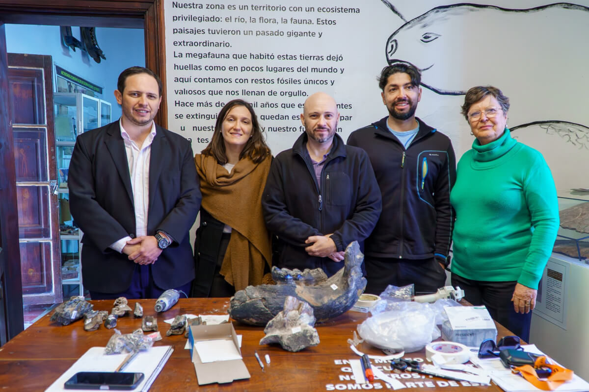 Intendente Marega junto a investigadores en la Sala Paleontológica “Antes Gigantes” del Museo Histórico y de Ciencias Naturales de Villa Ocampo