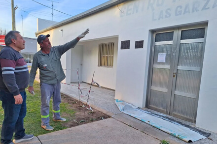 Presidente comunal Walter Sánchez recorriendo las obras en el Centro de Salud de Las Garzas