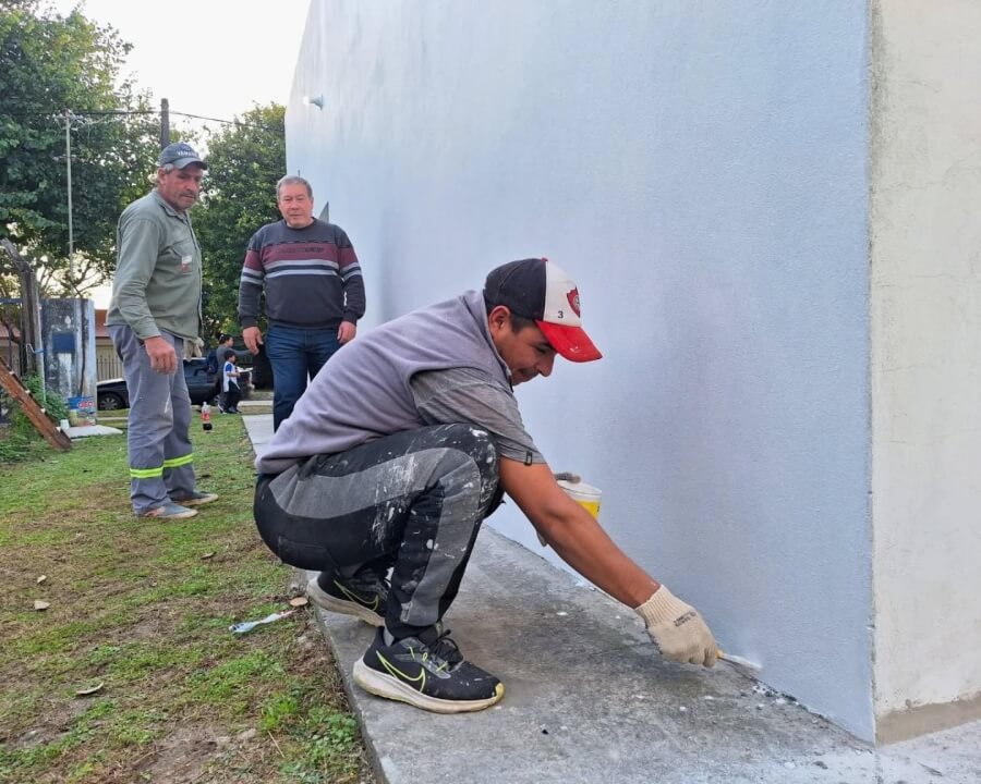 Presidente comunal Walter Sánchez recorriendo las obras en el Centro de Salud de Las Garzas