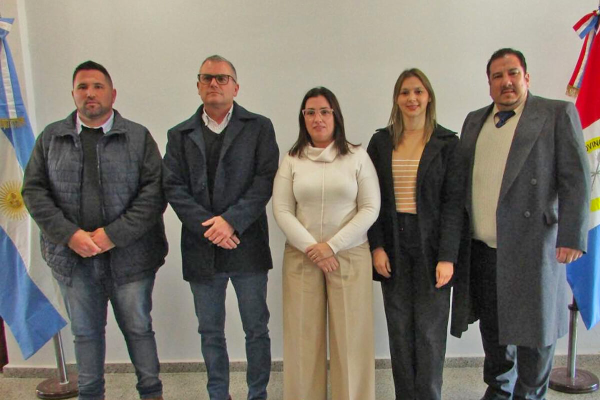 Intendente Maribel González junto a los nuevos integrantes de su gabinete municipal en San Javier