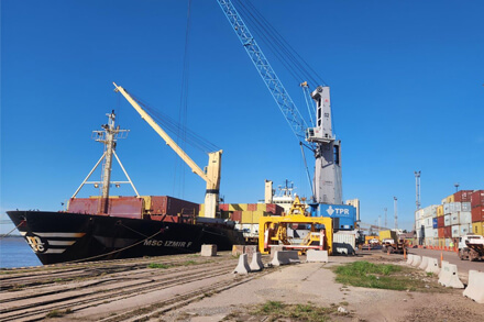 Carga de contenedores en un barco en el puerto de Rosario