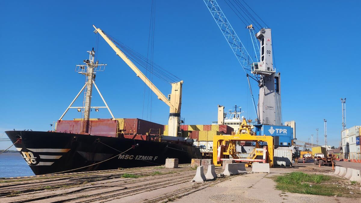 Carga de contenedores en un barco en el puerto de Rosario