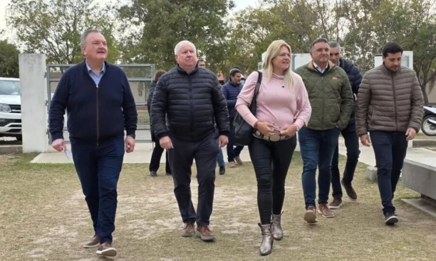 Funcionarios recorriendo el Centro de Educación Física de Ceres