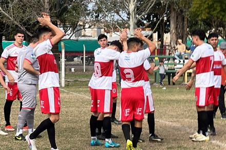 Jugadores de Barrio Norte celebran su triunfo 4-1 frente a Juventud