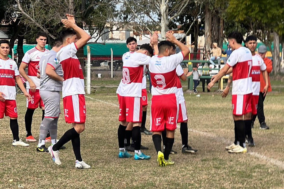 Jugadores de Barrio Norte celebran su triunfo 4-1 frente a Juventud