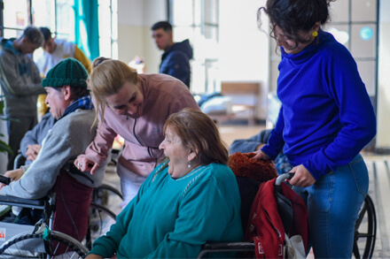 Promotores gerontológicos brindando atención y acompañamiento a personas mayores