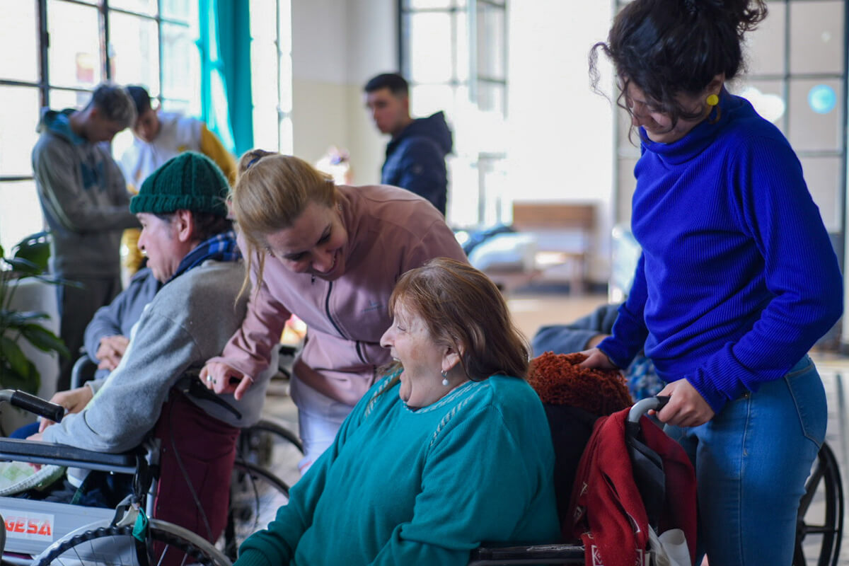 Promotores gerontológicos brindando atención y acompañamiento a personas mayores