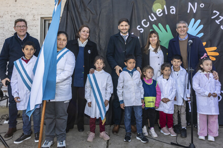 Gobernador Pullaro, senador Borla y ministro Bastia junto a alumnos y directivos en el acto por los 90 años de la Escuela Nº 715 de Colonia La Blanca.