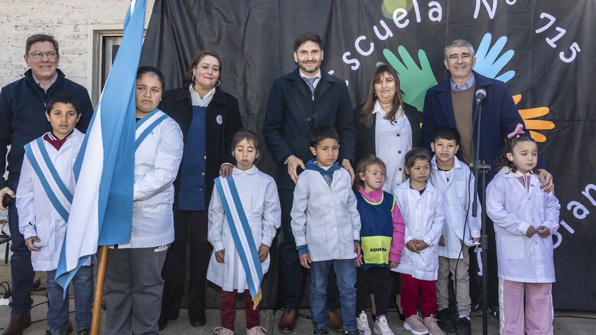 Gobernador Pullaro, senador Borla y ministro Bastia junto a alumnos y directivos en el acto por los 90 años de la Escuela Nº 715 de Colonia La Blanca.