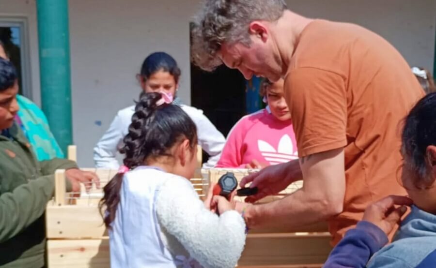 Alumnos trabajando en la construcción de compostera