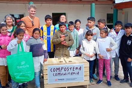 Alumnos y capacitador construyendo la compostera escolar en la Escuela Primaria de Las Palmas.