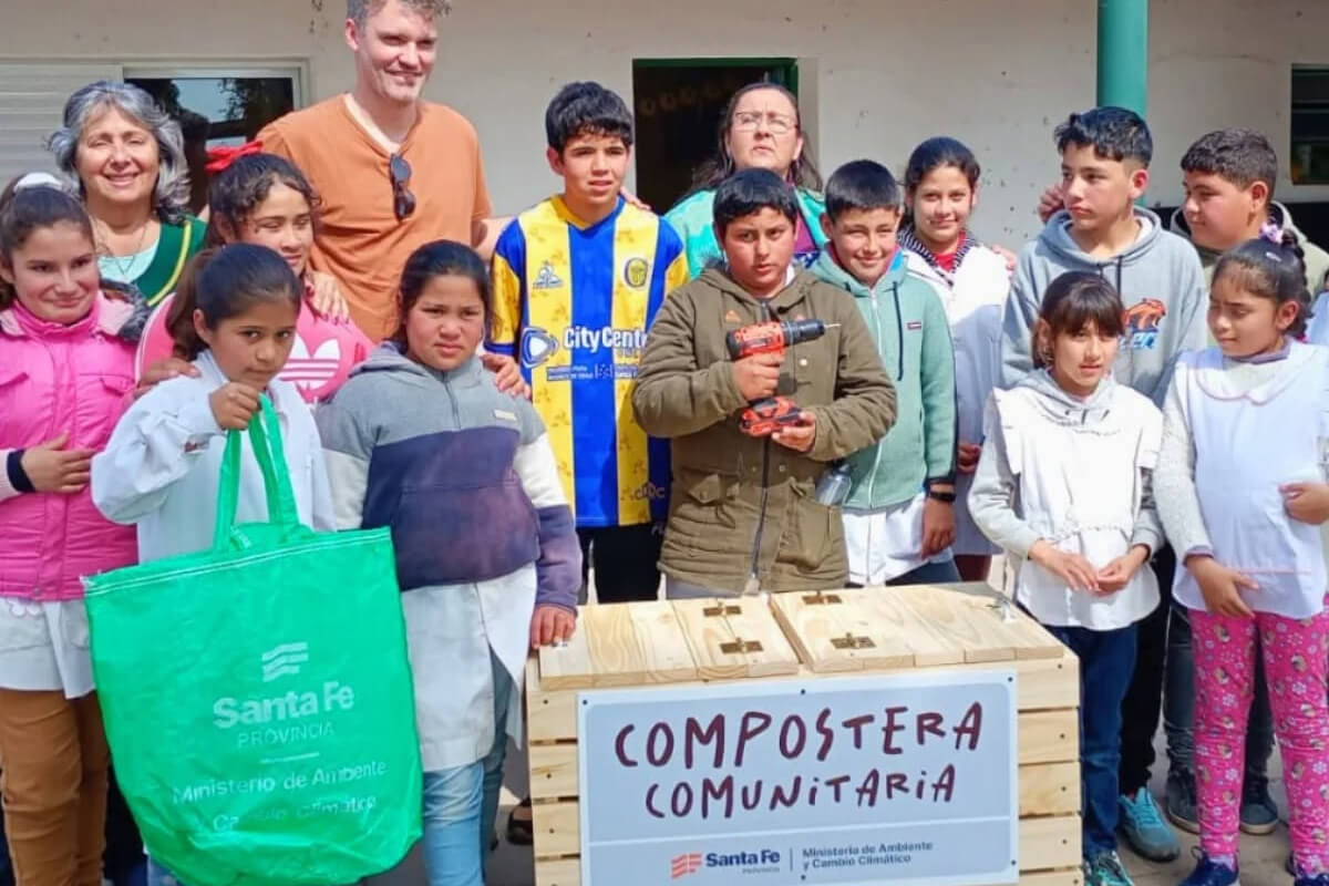 Alumnos y capacitador construyendo la compostera escolar en la Escuela Primaria de Las Palmas.