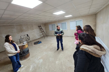 Senador Rodrigo Borla recorriendo la Escuela Secundaria N° 8214 de Videla durante la construcción de un aula