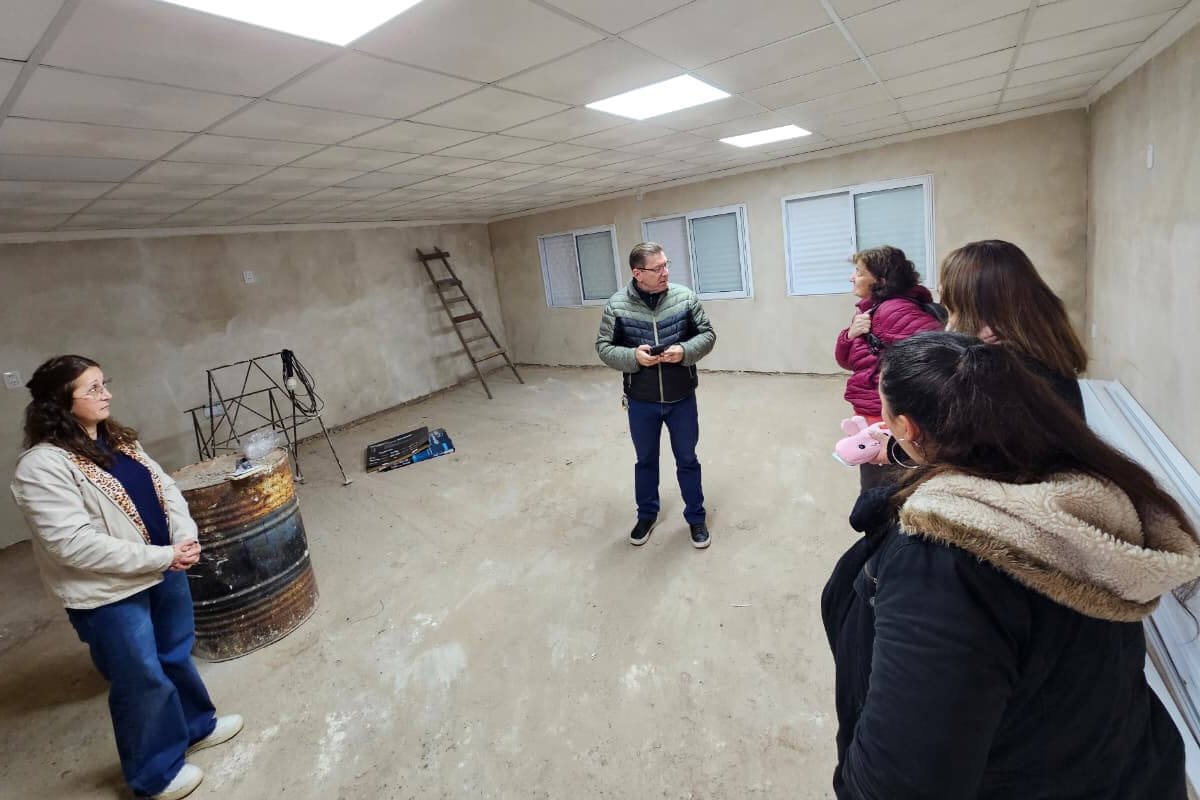 Senador Rodrigo Borla recorriendo la Escuela Secundaria N° 8214 de Videla durante la construcción de un aula