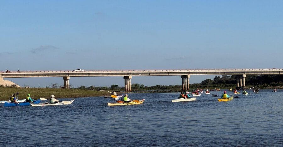 Momento del canotaje del Jaaukanigás con kayakistas en plena travesía por el río.