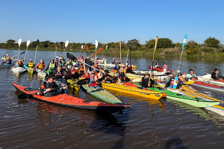 Momento del canotaje del Jaaukanigás con kayakistas en plena travesía por el río.