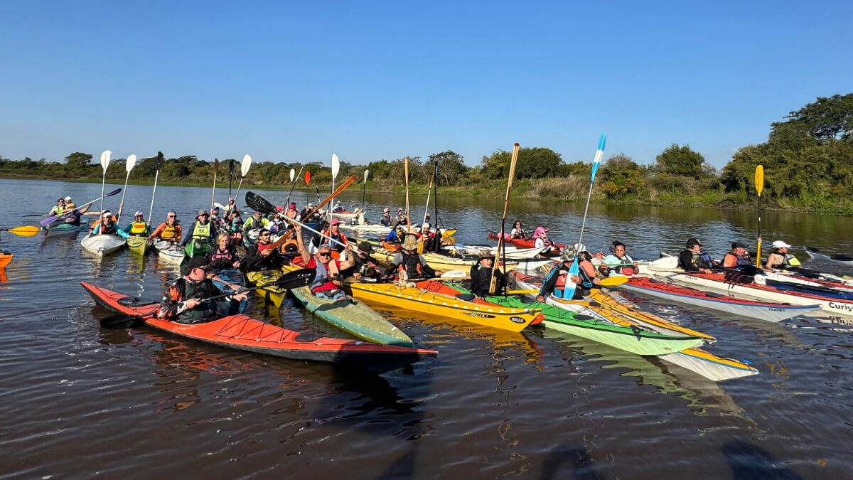 Momento del canotaje del Jaaukanigás con kayakistas en plena travesía por el río.