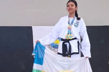 Keila Sosa celebrando su título de campeona interprovincial de taekwondo en Córdoba