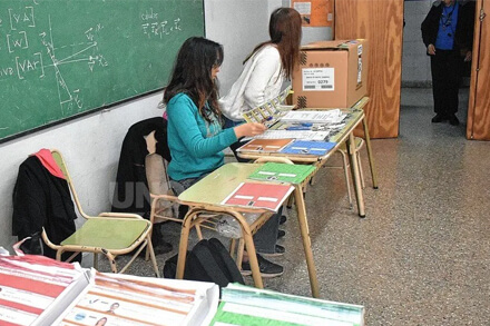 Mesa electoral durante las elecciones de junio en Santa Fe