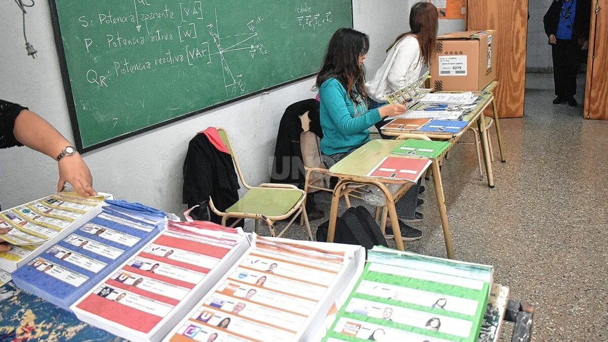 Mesa electoral durante las elecciones de junio en Santa Fe