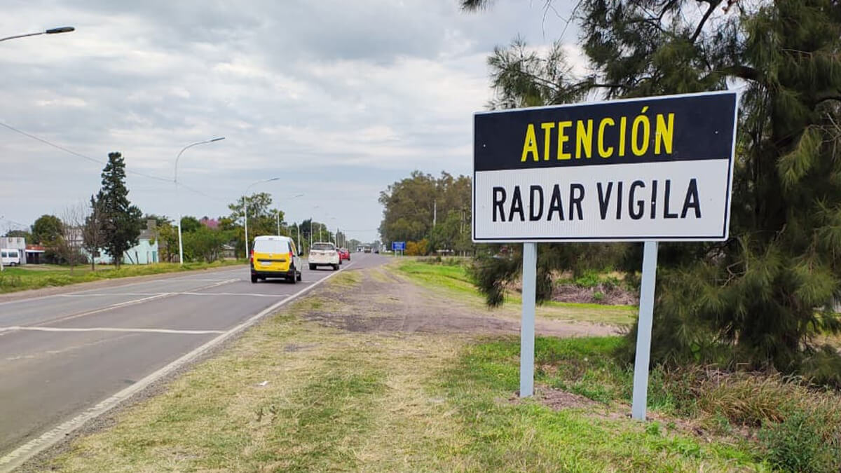 Ruta Nacional 11 en Villa Ocampo con nuevo cartel que anuncia el sector radarizado