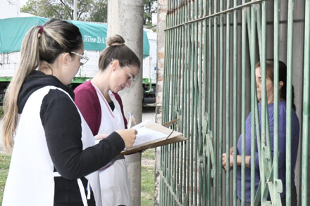 Promotores municipales de Avellaneda realizando la campaña de prevención del dengue en domicilios de barrio Nuevo
