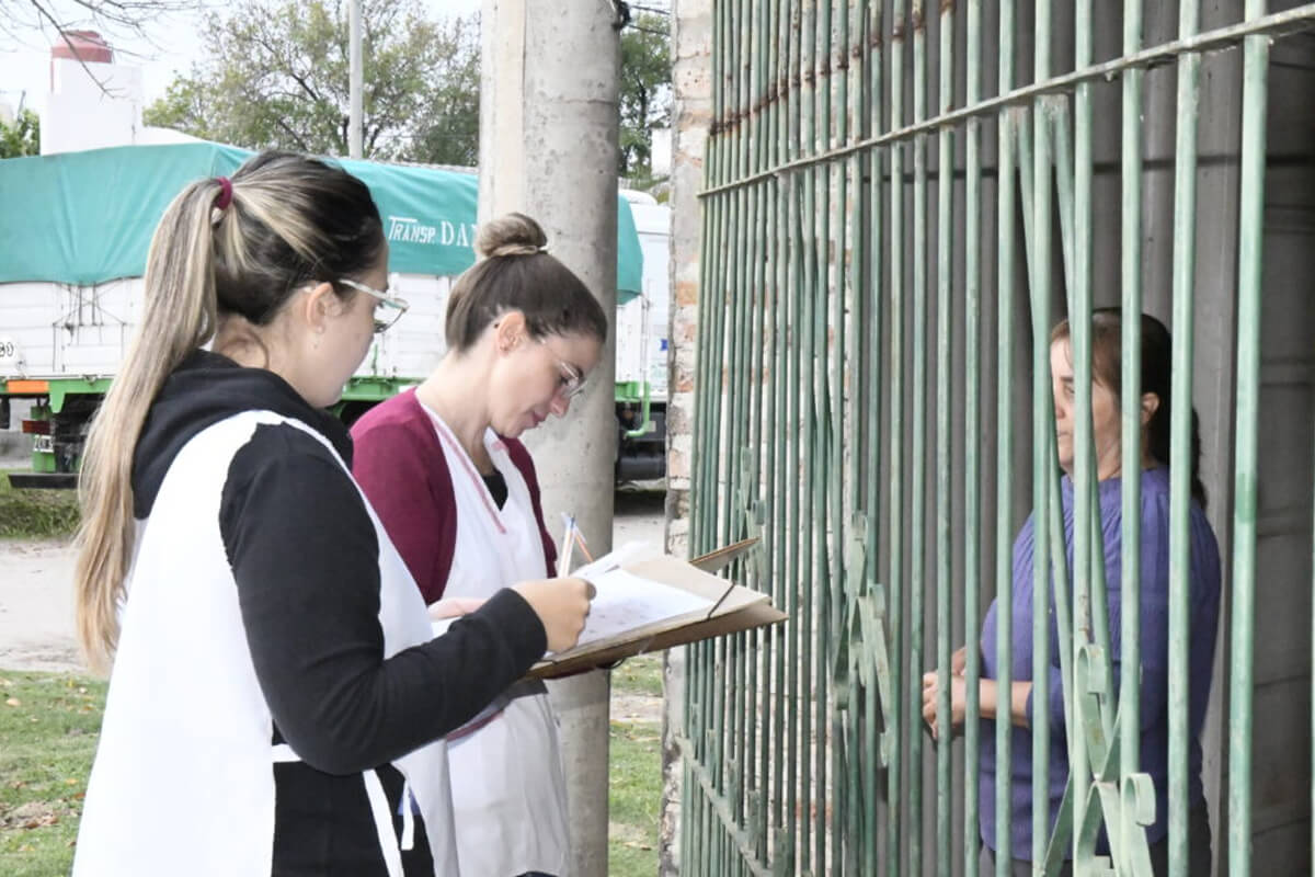 Promotores municipales de Avellaneda realizando la campaña de prevención del dengue en domicilios de barrio Nuevo