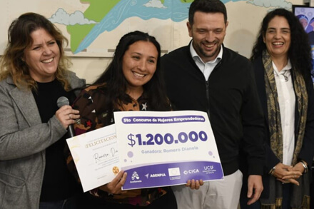 El intendente Gonzalo Braidot junto a Roxana Ayala y M. Lucila Rodríguez encabezando la entrega de premios del 5° Concurso de Mujeres Emprendedoras