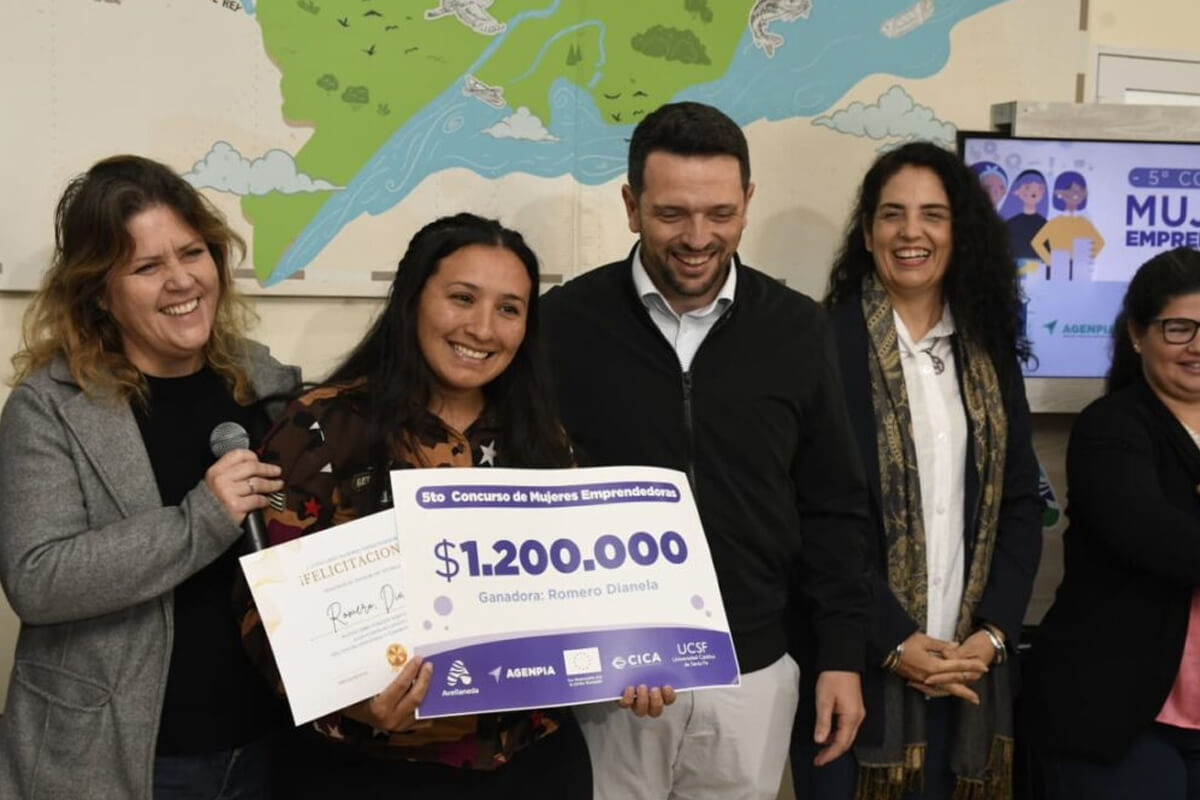 El intendente Gonzalo Braidot junto a Roxana Ayala y M. Lucila Rodríguez encabezando la entrega de premios del 5° Concurso de Mujeres Emprendedoras