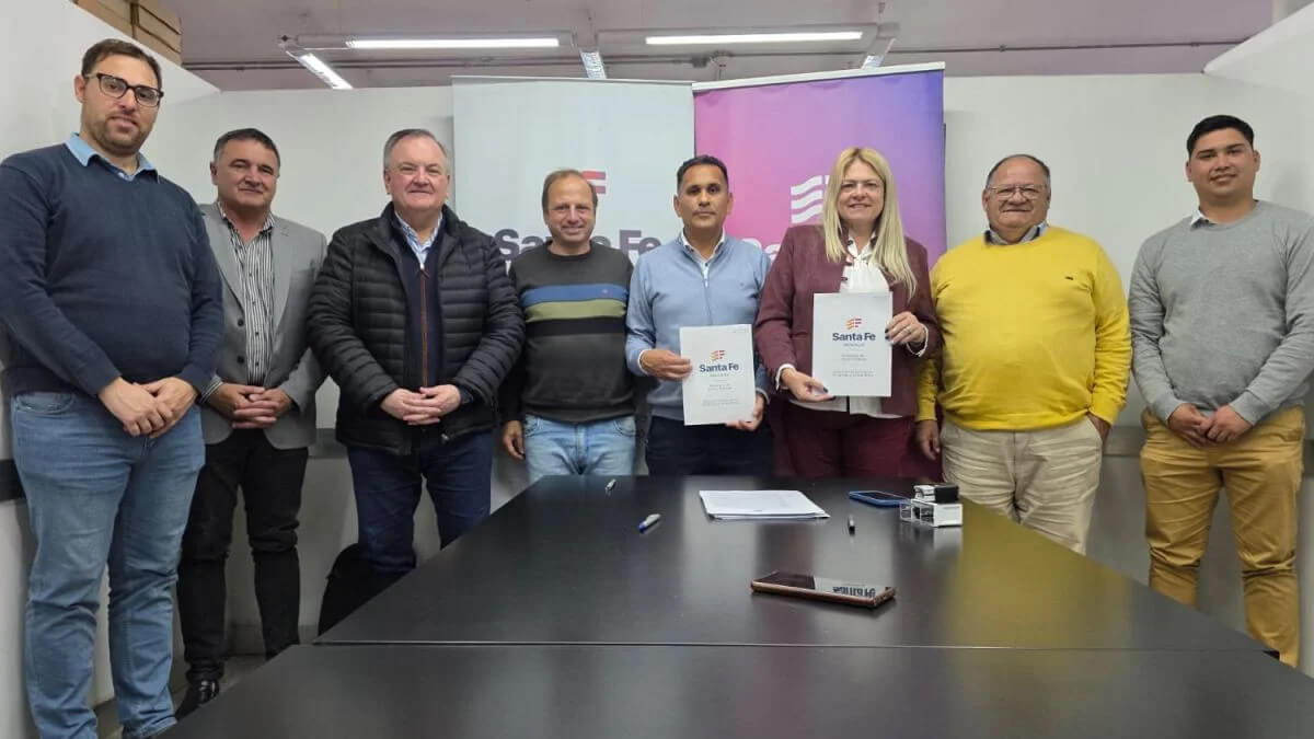 El senador Felipe Michlig y Lucas Crivelli encabezando la firma de convenios para la construcción de viviendas en Ceres y Moisés Ville.