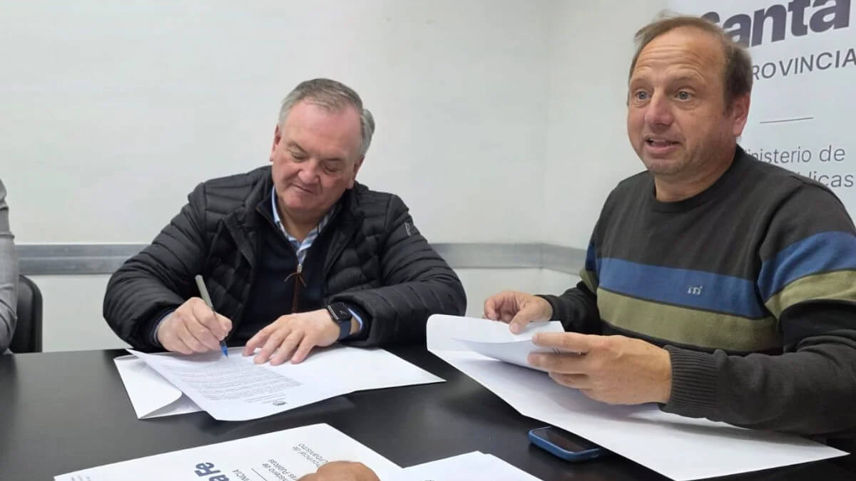 El senador Felipe Michlig y Lucas Crivelli encabezando la firma de convenios para la construcción de viviendas en Ceres y Moisés Ville.