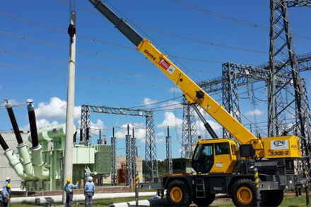 Operarios realizando trabajos en la Estación Transformadora de Romang