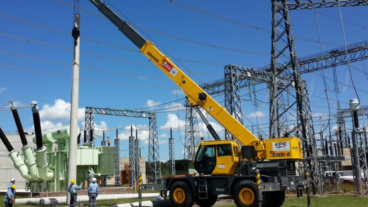 Operarios realizando trabajos en la Estación Transformadora de Romang
