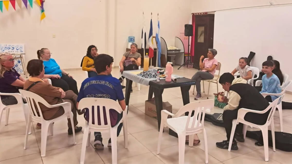 Encuentro entre adultos mayores y jóvenes del Taller Comunal de Guitarra en Las Garzas, compartiendo música y sonrisas.