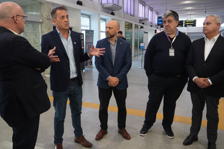 Ministro Gustavo Puccini junto a directivos de Lipomize SRL en la primera exportación desde el Aeropuerto de Sauce Viejo