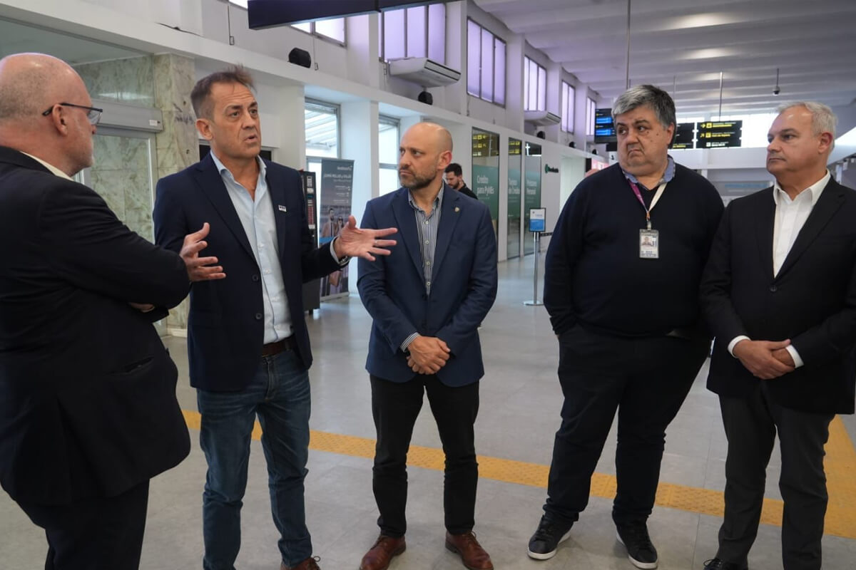 Ministro Gustavo Puccini junto a directivos de Lipomize SRL en la primera exportación desde el Aeropuerto de Sauce Viejo