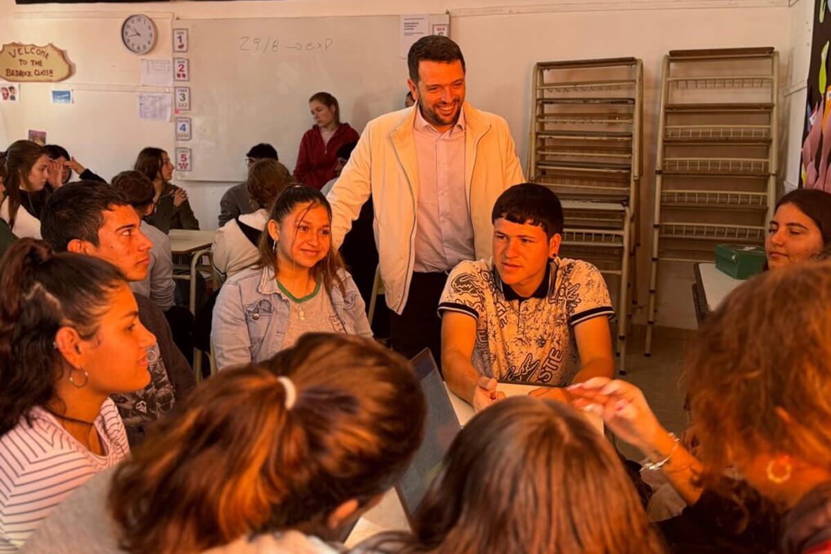 Intendente Gonzalo Braidot reunido con estudiantes en Moussy durante un Encuentro de Participación Comunitaria.