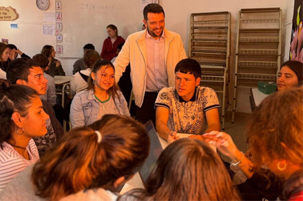 Intendente Gonzalo Braidot reunido con estudiantes en Moussy durante un Encuentro de Participación Comunitaria.