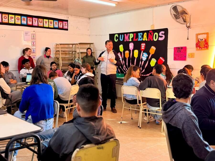 Encuentro de Participación Comunitaria en con estudiantes en la EESO N° 576 de Moussy