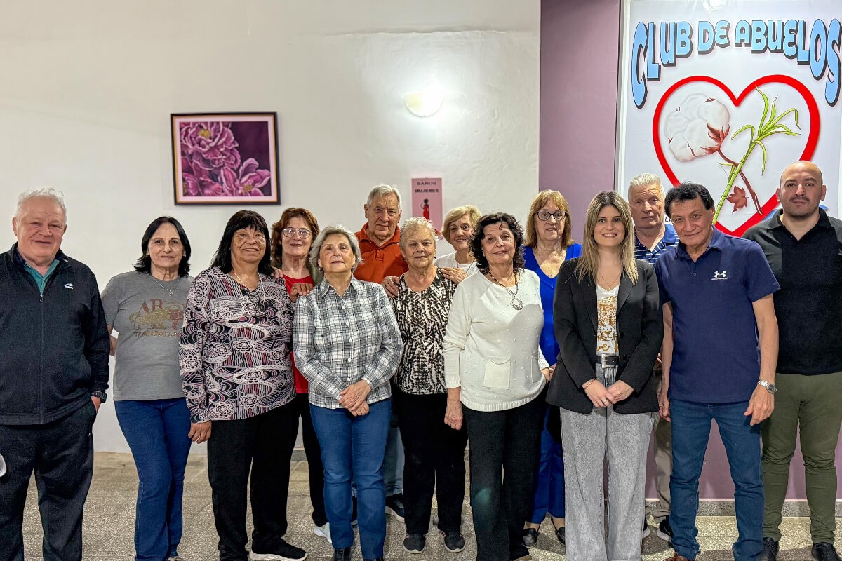 Diputada Charo Mancini junto a integrantes del Club de Abuelos de Villa Ocampo durante su visita.