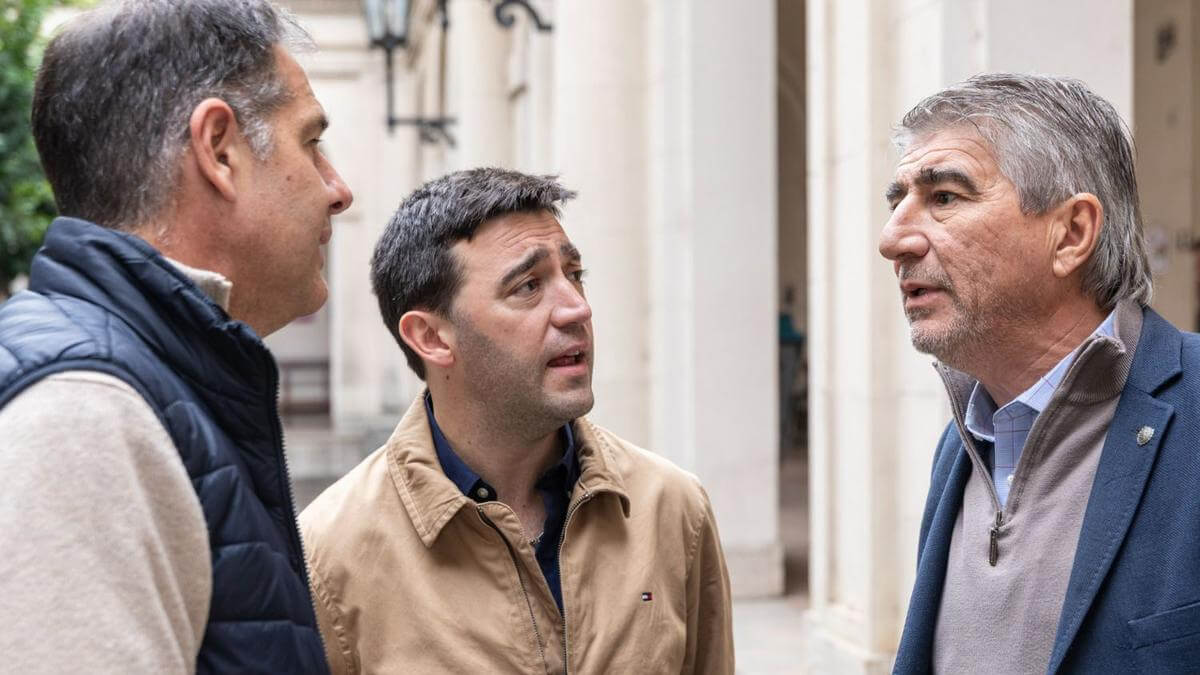 El ministro Fabián Bastia junto a Matías Figueroa Escauriza y Roberto Ryan en la presentación del Registro de Personas Jurídicas, Empresas y Contratos en Santa Fe.