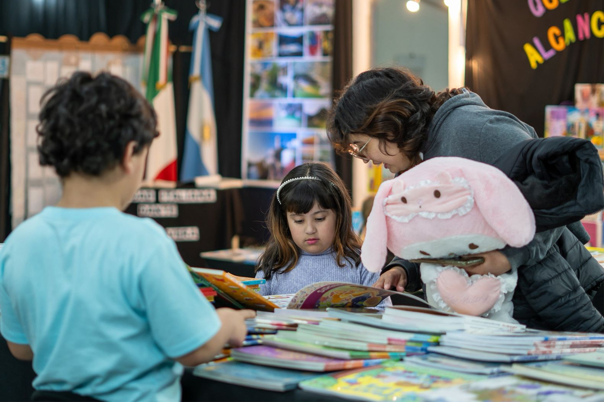 Niños con sus padres visitando la Feria del Libro de Vera.