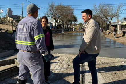 Intendente Gonzalo Braidot recorriendo las obras de pavimentación en la Calle 114 del Barrio Cooperación, Avellaneda.