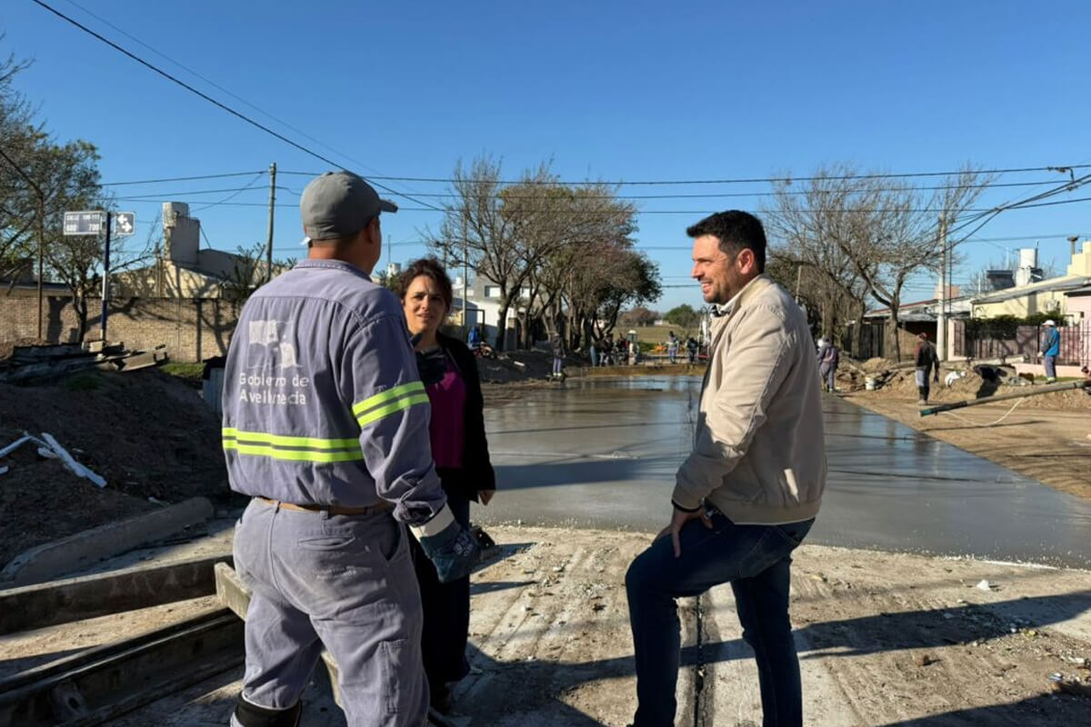 Intendente Gonzalo Braidot recorriendo las obras de pavimentación en la Calle 114 del Barrio Cooperación, Avellaneda.
